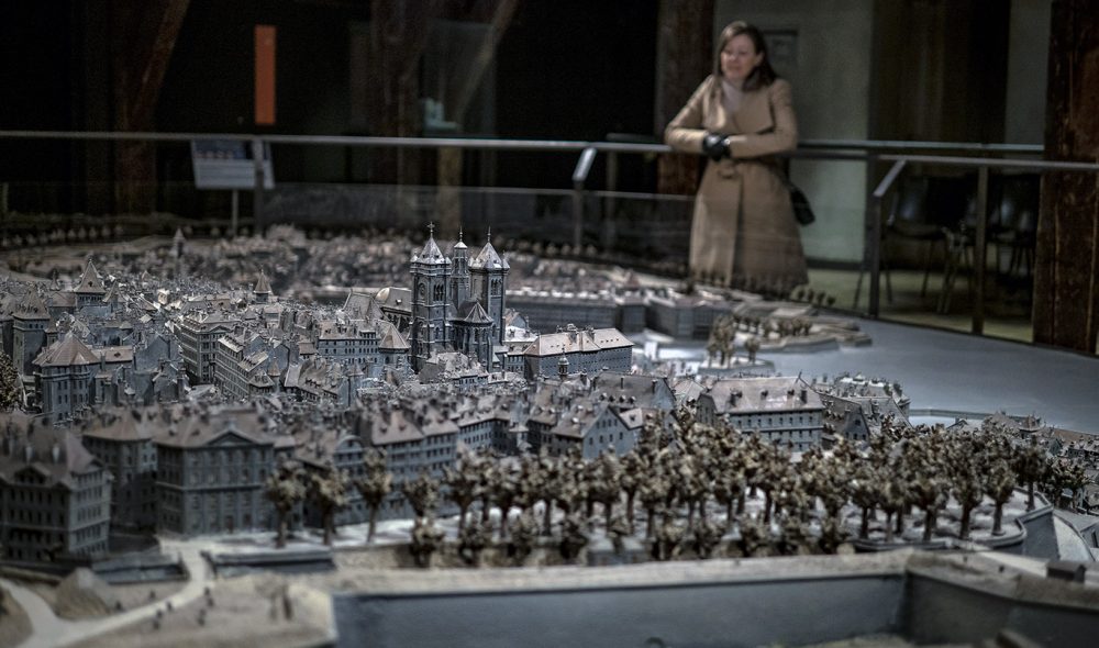 I MINIATYR: Den historiske 1100-talls-bygningen Maison Tavel inneholder også en miniatyr-modell av den historiske byen.