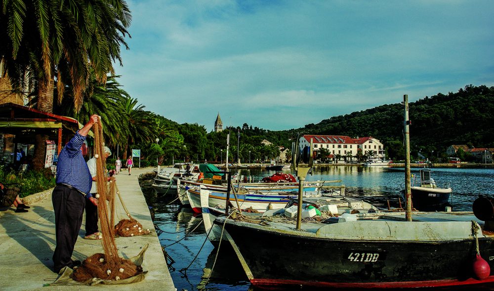 IDYLL: I den lille idylliske landsbyen Sipanska på øya Sipan like nord for Dubrovnik går lovet sin vante gang for innbyggerne.