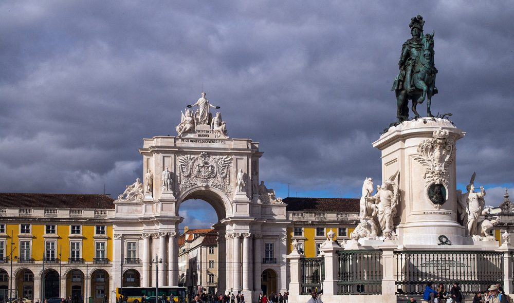 HOVEDGATA: Lisboas hovedgate, Lua do Prata, som ender opp i Placa do Comércio ( i forgrunnen), minner mye om Karl Johan, med en mengde spilloppmakere - og tiggere.