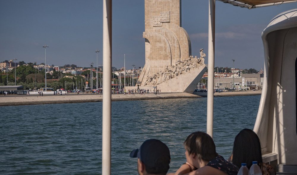 STORHETSTIDEN: Det kjente oppdagermonumentet i Belém vest for sentrum – med Henrik Sjøfareren i front – minner omgivelsene på den tiden Portugal var et av verdens mektigste land. På den guidete båtturen med Yellow Boat kan du oppleve Lisboa fra sjøsiden.