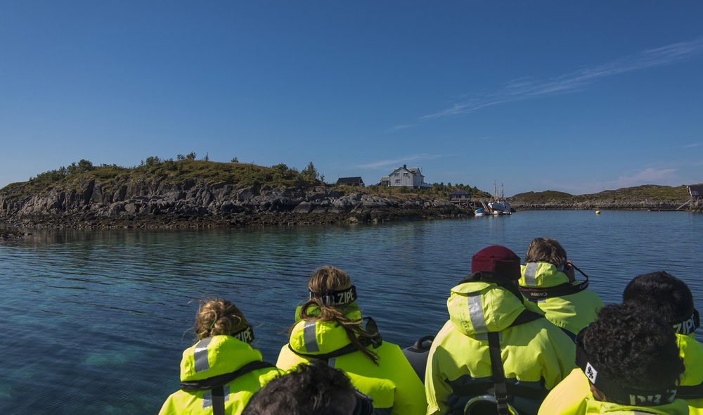 PÅ BÅTTUR: Utflukt i gummibåt er en spennende måte å oppleve kysten rundt Solvær på.
