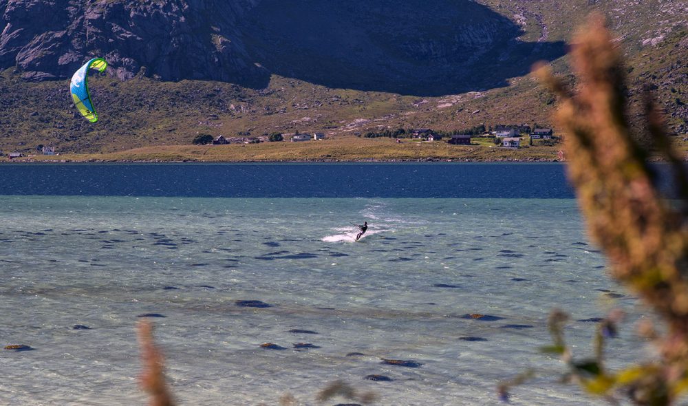 NORGESFERIE: Mange må belage seg på ferie i Norge i år. Da kan vindsurfing i Lofoten være et alternativ. (Foto:Bjørn Moholdt)
