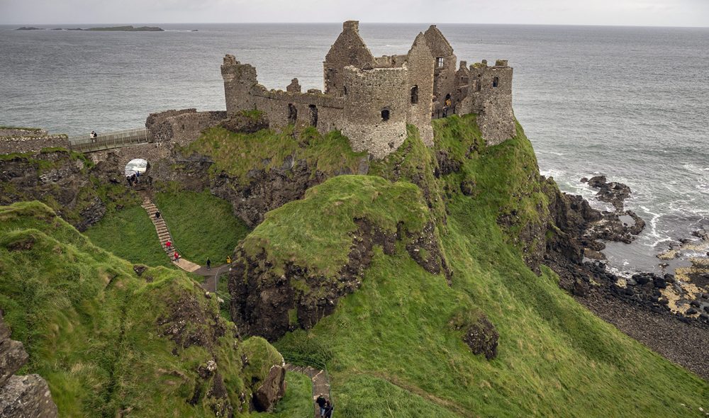 DYSTER BORG: Dunluce Castle har vært kulisse for en rekke filmer og tv-serier, i tillegg til Game of Thrones.