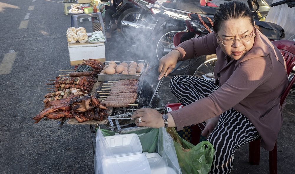 GRILLMAT: Du trenger ikke gå sulten langs Duong Dongs gater.