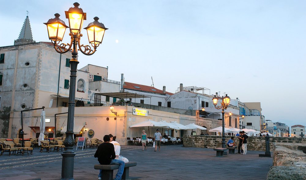MØTESTED: I utkanten av Gamlebyen i Alghero – ut mot havet i sør – møtes både gammel og ung når ettermiddagen opprinner, og restaurantene åpner for besøk.