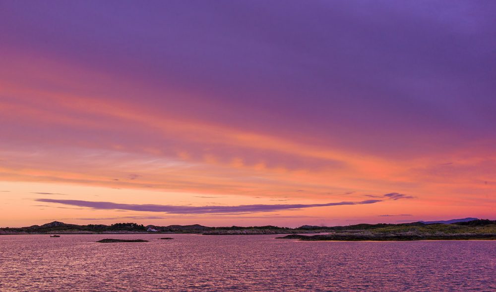 ØYLANDSKAP: Solnedgang over skjærgården øst i Hustadvika.