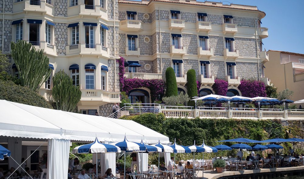 HOTELLKLASSIKER: Belles Rives lever på mange måter opp til bildet mange har av hva Den franske rivieraen handler om.