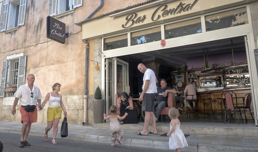 LANDSBYLIV: Den lokale baren i La Cadière d’Azur er et samlingspunkt både for besøkende og innbyggere i landsbyen.