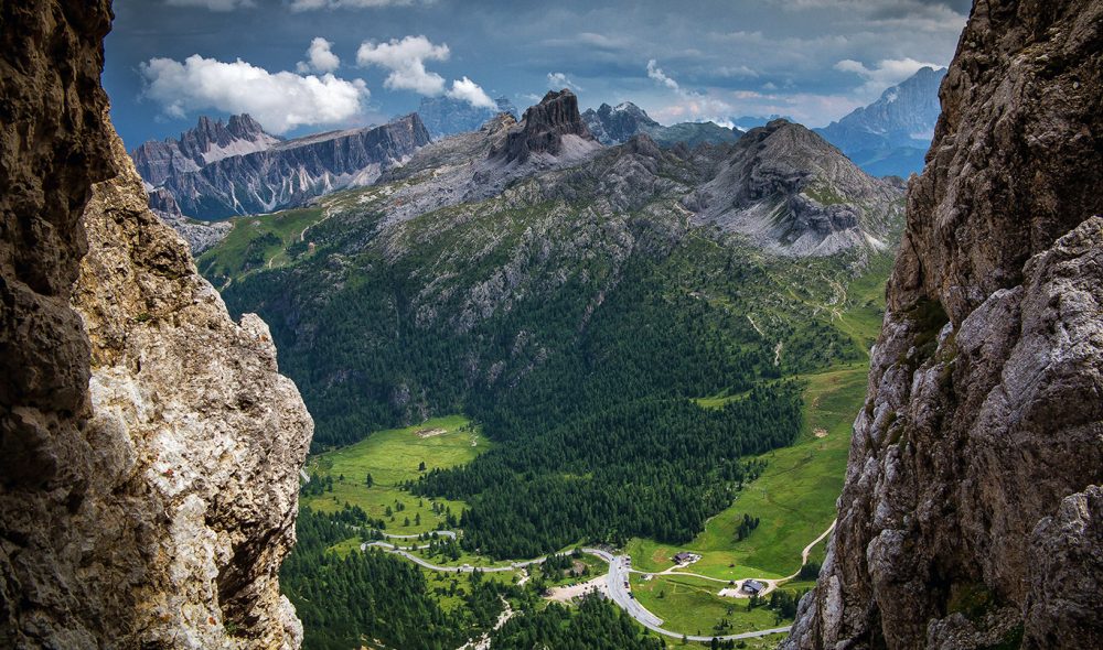 CINQUE TORRE: Fjellformasjonen De fem tårn, et av Dolomittenes mest kjente og karakteristiske fjellformasjoner, sett fra forsvarsverkene fra Første verdenskrig i Lagazuoi-massivet.