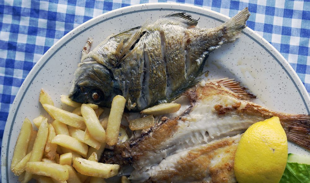 PÅ GRILLEN: Helstekt fisk og chips er en klassisk rett på Kanariøyene.