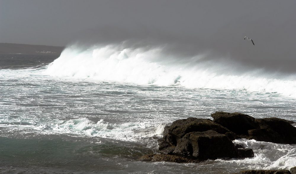TØFFE KÅR: Bølgene som her slår inn over landet på vestsiden av øya viser at det kan være værhardt her.