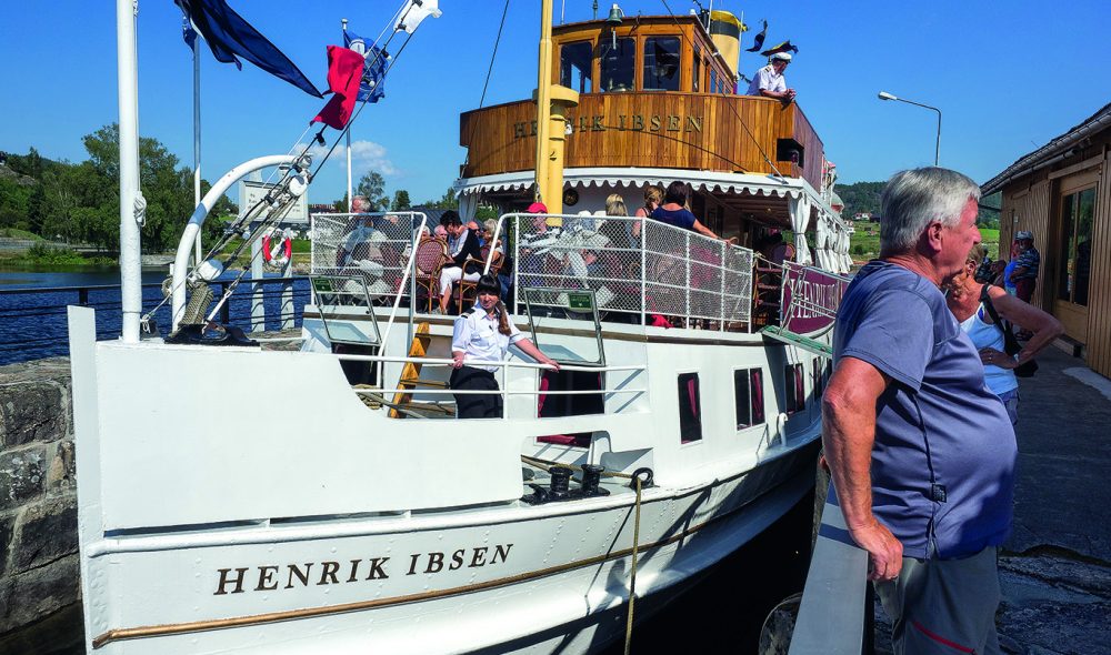 TRAVELT: Det er alltid fullt med folk rundt slusene, som vil ha et glimt av den gamle båten.