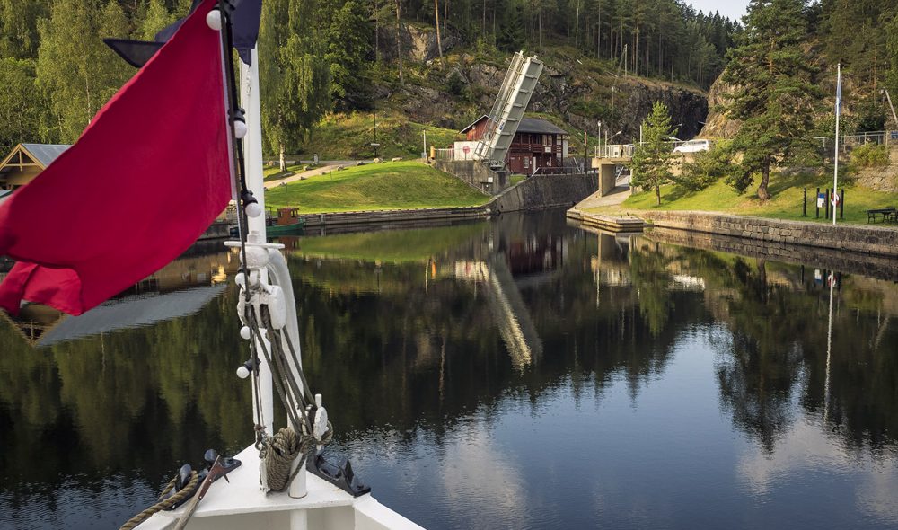 PÅ VEI: Klart for de første slusene.