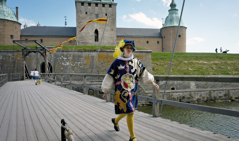 HISTORISK SLOTT: Norge var en del av Kalmarunionen, som tok utgangspunkt i byen Kalmar og slottet ved samme navn rett vis a vis Öland. Her skjer det mye i løpet av sommeren. Blant annet kan barna opptre som riddere inne i borggården.