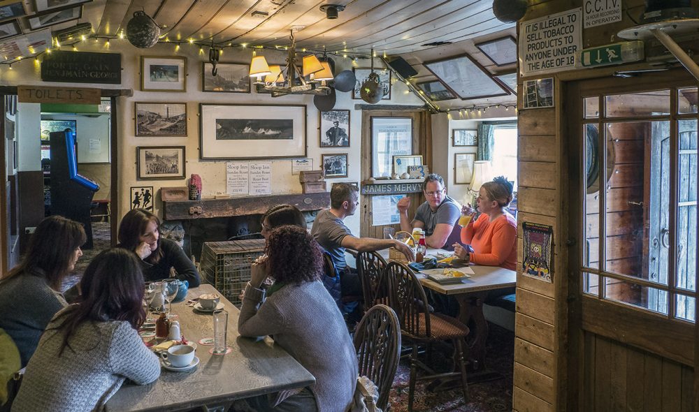TRIVELIG: The Sloop Inn i kystlandsbyen Porthgain har alt det vi liker med et tradisjonelt, rustikt spisested i Wales.