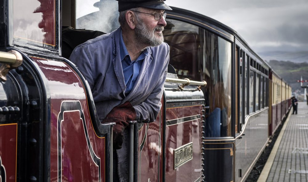 TID FOR TOG: Welsh Highland Railway med Cedric Lodge som fyrbøter er en opplevelse. Lokomotivet er fra 1879, og ble i sin tid bygget for å frakte skifer ut til kysten, som deretter ble sendt verden rundt.