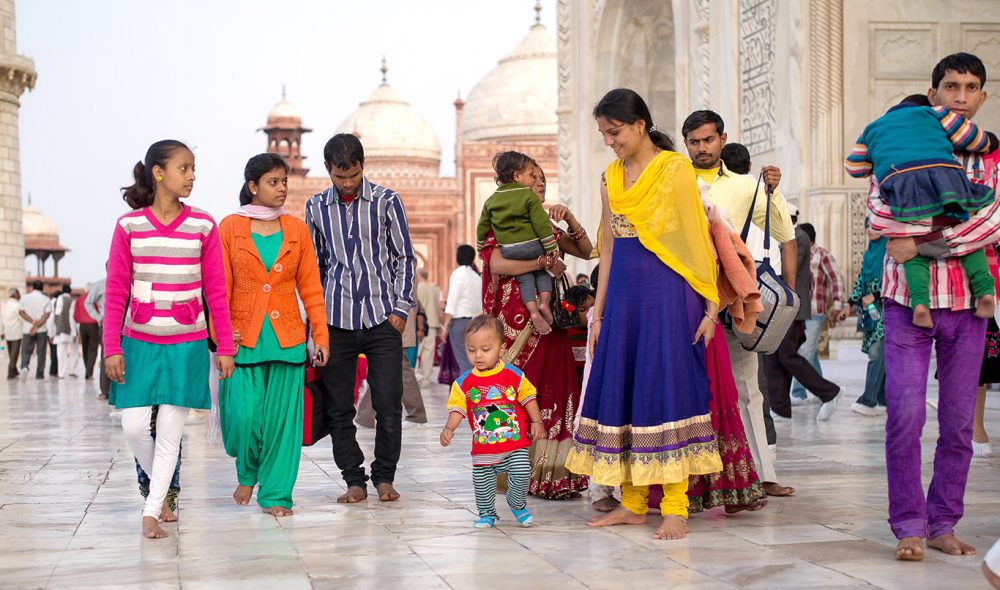 STOR STAS: For mange indere er det å komme til Taj Mahal en opplevelse for livet, og kler seg deretter.