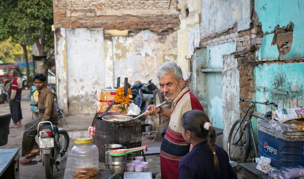 HURTIGMAT: Gatematen i India – som her i New Dehlis gamleby – er veldig billig, men anbefales ikke dem med svak mage.