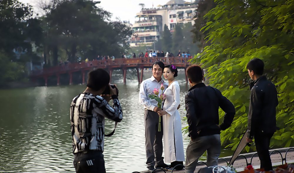 Hanoi innsjø brudepar foto1 low res
