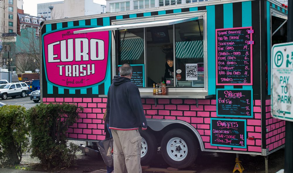 HURTIGMAT: Mange matboder i sentrum av Portland.