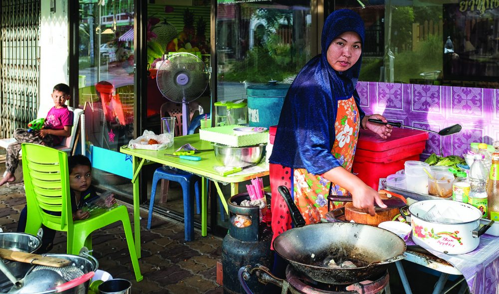 GATEMAT: Måltidene du får servert billig og raskt på landsbygda i Thailand er ofte fullt på høyde med det finner på bedre restauranter inne i byene.