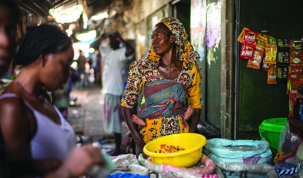 ALBERT: Det kjente markedet i hjertet av Banjul er et fargerikt syn, og et fint sted å handle suvenirer.