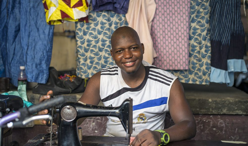 SKREDDER: På markedet i Banjul kan du få reparert klærne dine.