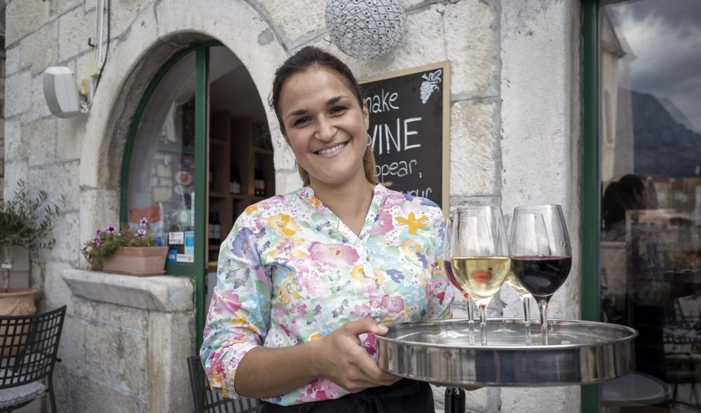 VINLAND: Barbara på den trivelige vinbaren Grabovac, som også er navnet på vinene som serveres der, kan mye om varene hun serverer.