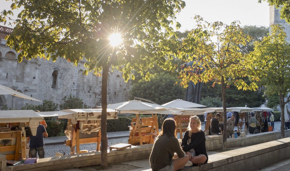 SHOPPING: Split er en fin by å oppholde seg en dag eller to, og flere dager i uken arrangeres det marked like utenfor murene i gamlebyen.