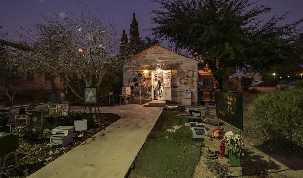OASEN: Arie Soreks lille studio er som en liten fargerik oase i  Mashabim Sadeh-kibbutzen.