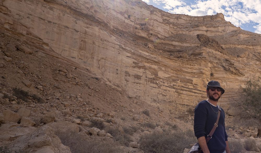 FRA OLDTIDEN: Guiden vår Gino ved inngangen til Avdat Nasjonalpark – mest kjent for ruinene av en oldtidsby bygget av nabateerne.