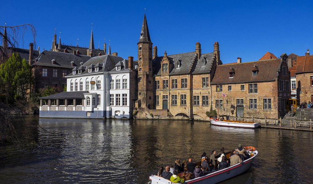 PÅ KANALENE: Brugges mange kanaler er populære for byens besøkende.