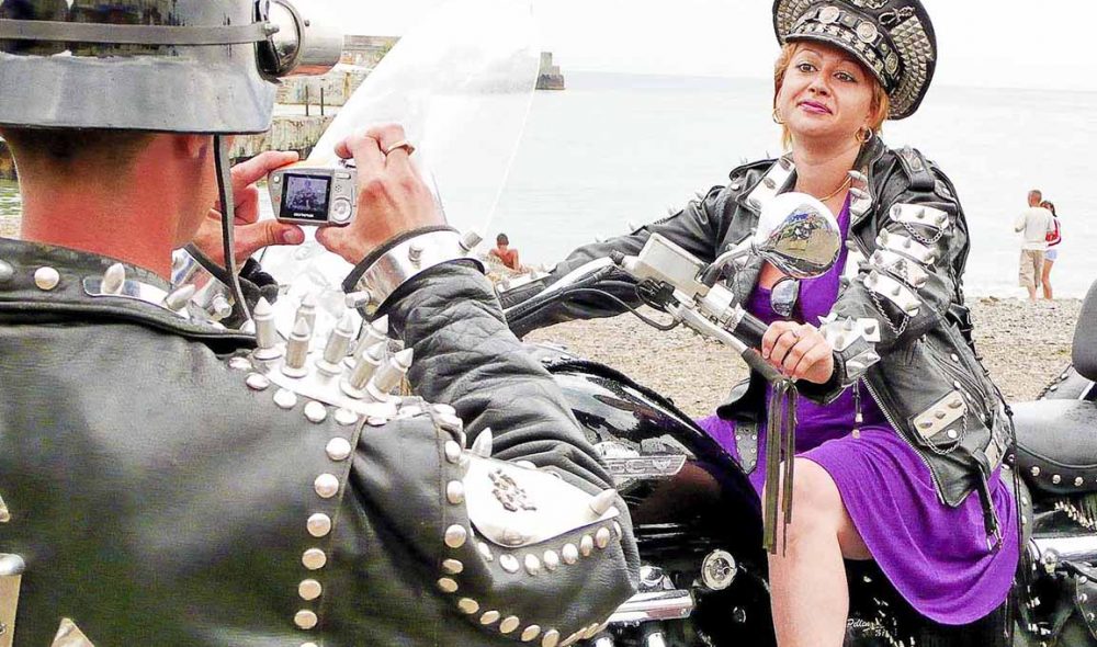 SOMMERMINNER: På stranda i Jalta kan du som dette paret iføre deg de tøffeste bikerklærne og forevige deg på en Harley.