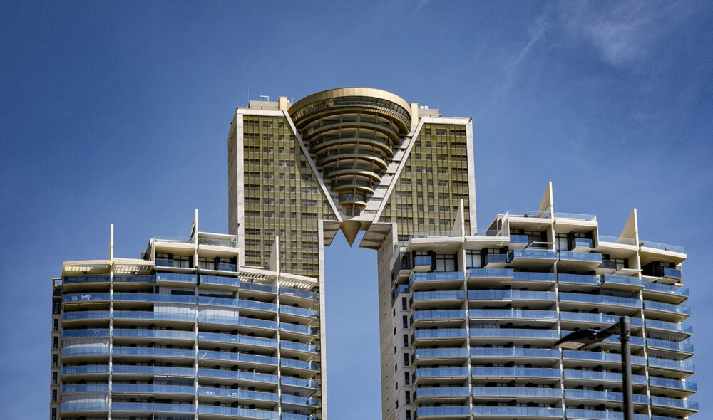 KONTROVERSIELL: Etter 17 år sto EU høyeste leilighetsbygg med sine 187 meter ferdig i 2021. Intempo-skyskraperen er fortsatt gjenstand for kontroverser. Leilighetene i «diamanten» går for rundt 20 millioner kroner stykket. (Foto: Bjørn Moholdt)