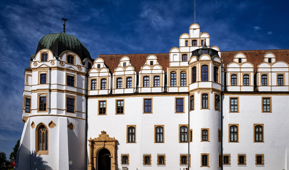 IMPONERENDE: Schloss Celle er et flott bygg, som skinner særlig fordi det ligger alene ligger midt i en gedigen park.