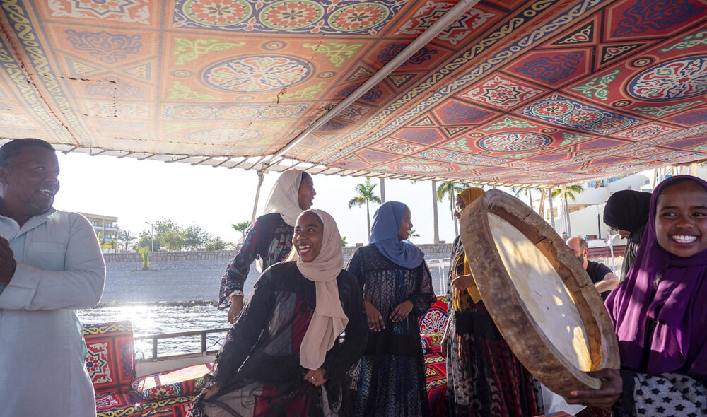 FEST: Det inviteres til sang og annen moro på de mange elvebåtene på Nilen. Her i Aswan.