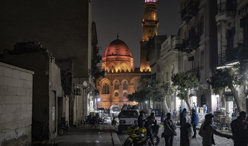TRYGG BY: Tross alle menneskene føles Kairo som en trygg by å ferdes i, også etter mørkets frembrudd.