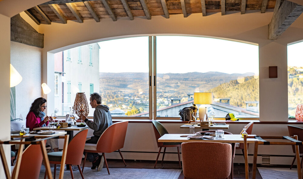 GODT KJENT: Nyrenoverte restaurant Riva i Maison Bérard er viden kjent for sine gode mat, samt en uslåelig utsikt over dalen nedenfor.