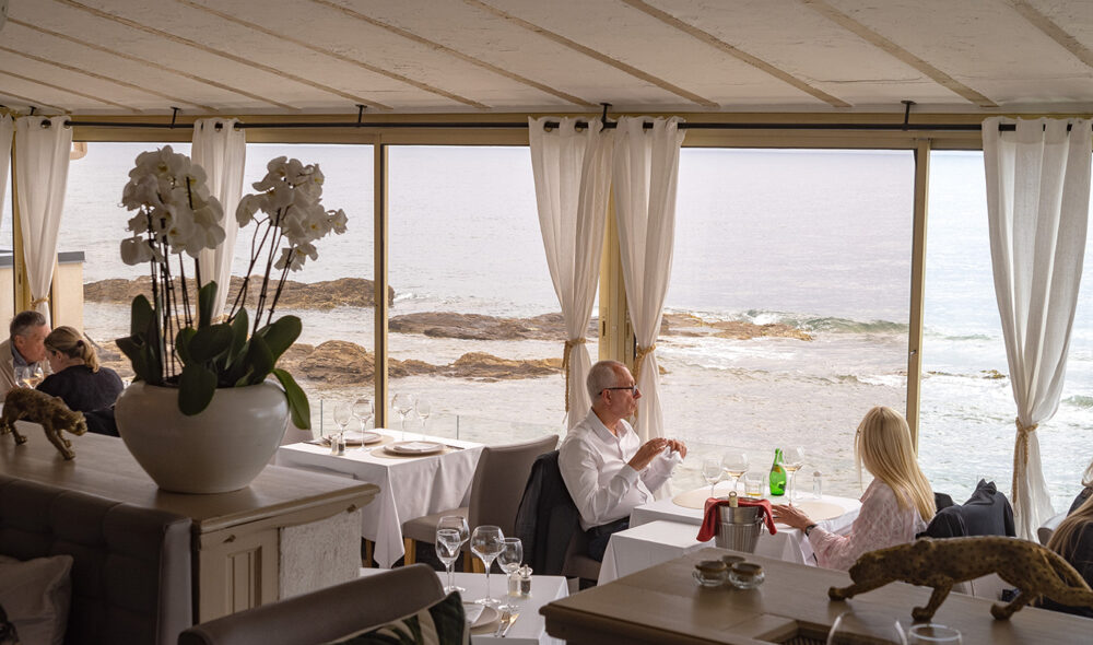 UT MOT HAVET: Restauranten La Reserve Gayrard i Les Issambres ligger nydelig til ved havet.