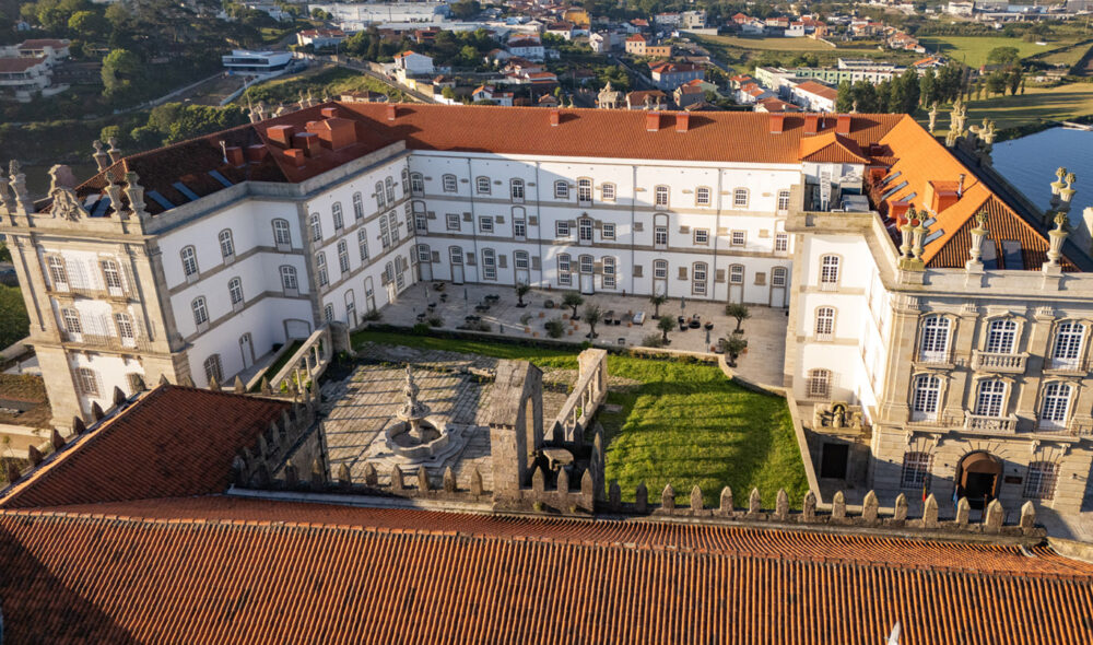 GEDIGENT: Det berømte klosteret med samme navn, kun en kort kjøretur fra Porto, er gjort om til fenomenale Lince Santa Clara Hotel, som knapt har sine make.