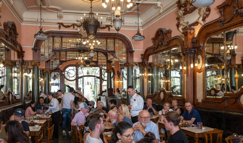 KLASSIKER: Alle skal innom Portos Majestic Café, som ligger i byens travleste handlegate Santa Catalina. Den er særlig kjent for sin gode atmosfære, takket være de stilige kelnerne og art nouveau-arkitekturen.