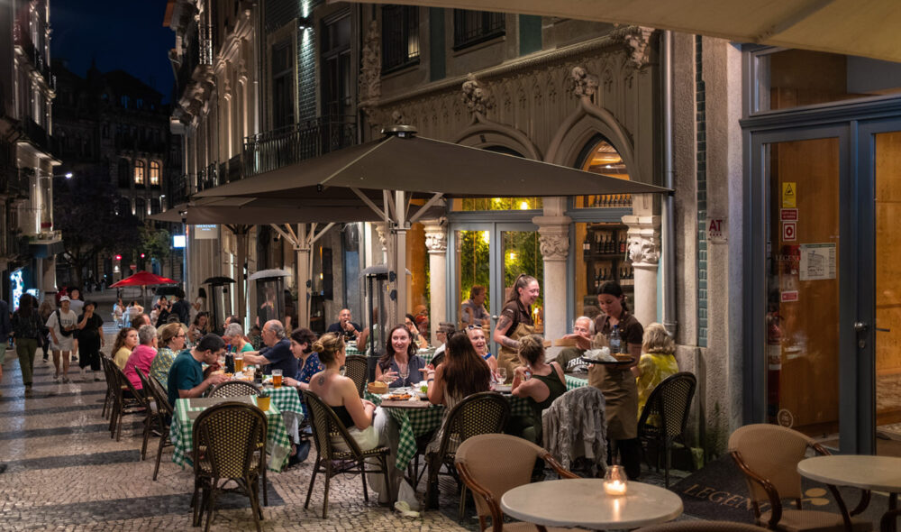 KOMPAKT BY: I sentrum av Porto er det et yrende uteliv gjennom store deler av døgnet.