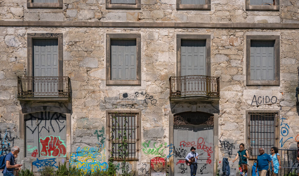 STYGGVAKKER: Portugal var et av Europas fattigste land, noe som har endret seg dramatisk til det bedre. Men fortsatt finnes det bygninger i Porto som trenger et lag maling eller to, som her i Vila Nova de Gaia.