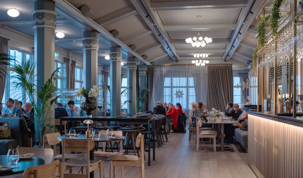 PÅ FLØYEN: I tillegg til utsikten fra Fløyfjellet kan du nyte den svært påkostede restauranten Schau. Husk å sikre deg et vindusbord – for utsiktens skyld