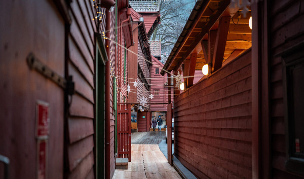 I SMUG: Det føles litt som en ekspedisjon å vandre inn Bryggens smale smug.