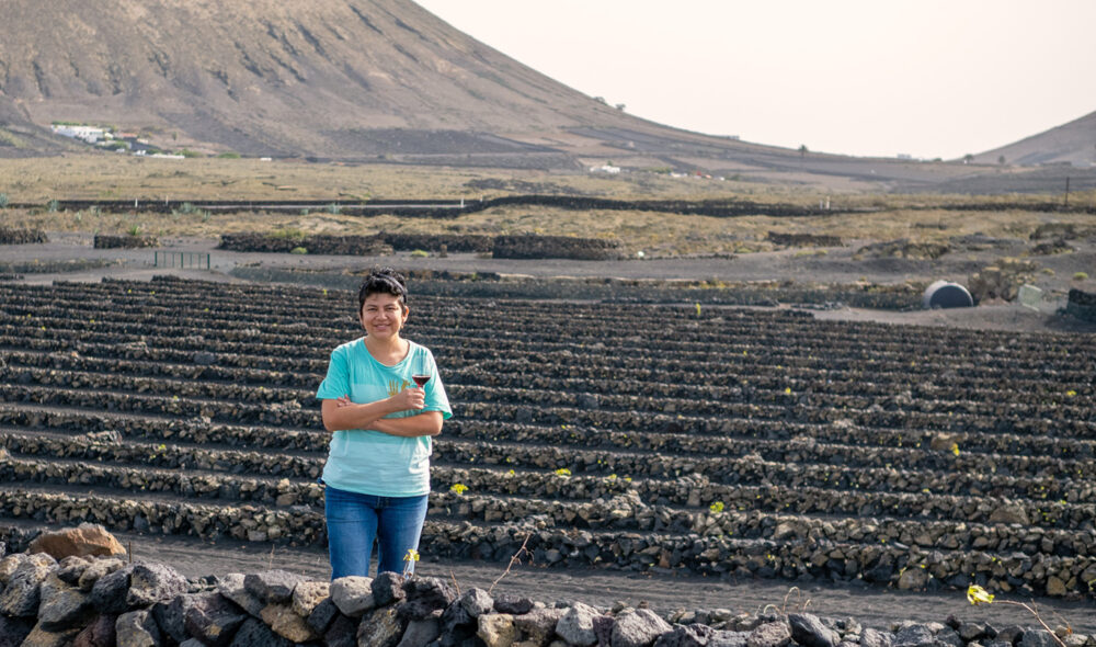 VINMAKEREN: Lanzarote lager strålende viner takket være vinmakere som Elisa på El Grifo, samt av vinstokkene som vokser i den mineralrike vulkanske jorden.