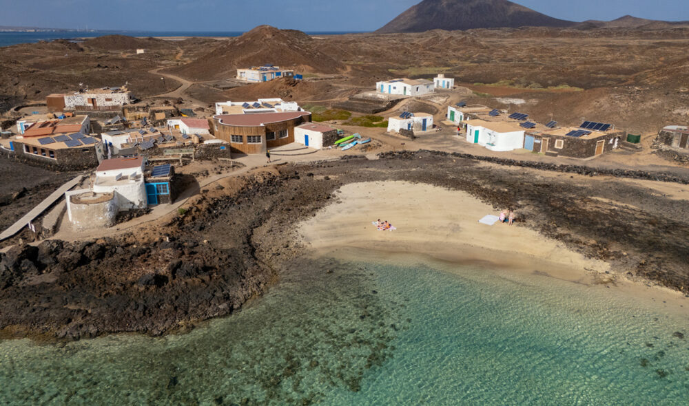 ULVEØYA: På Islote de Lobos på nordspissen av Furteventura er det ingen ulver, og heller ikke så mange mennesker. Du kan ofte ha de små buktene med krystallklart vann helt for deg selv.