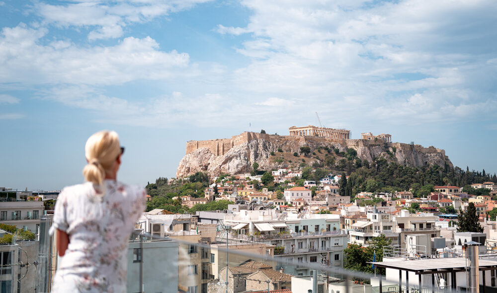 TETT PÅ: Nesten uansett hvor du befinner seg i Athen kan du se opp mot Akropolis. Her fra hotellet Elia Ermou.