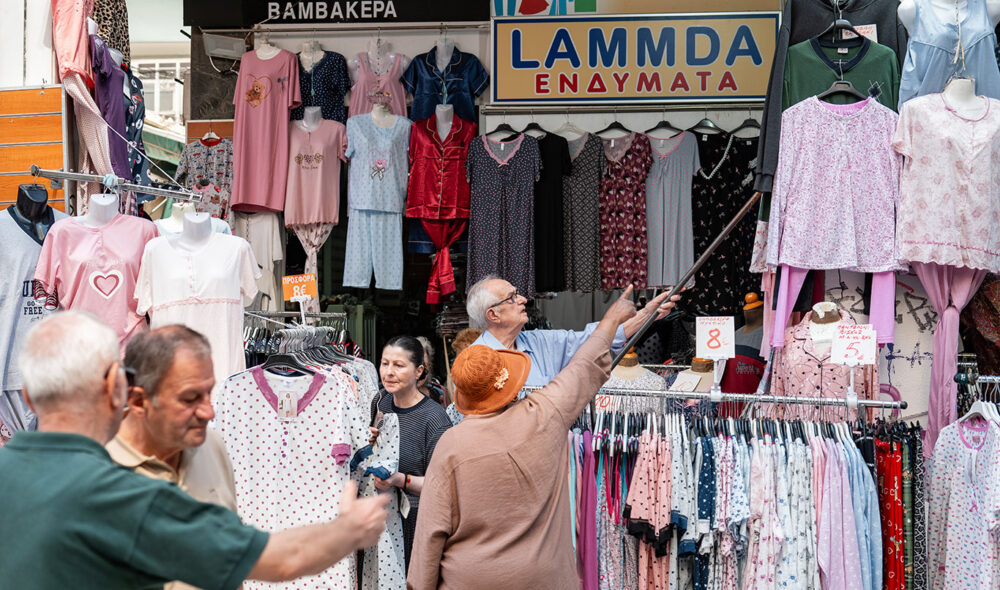 RIMELIGE KLÆR: Mange gode tilbud langs fortauene i sentrum av Athen.