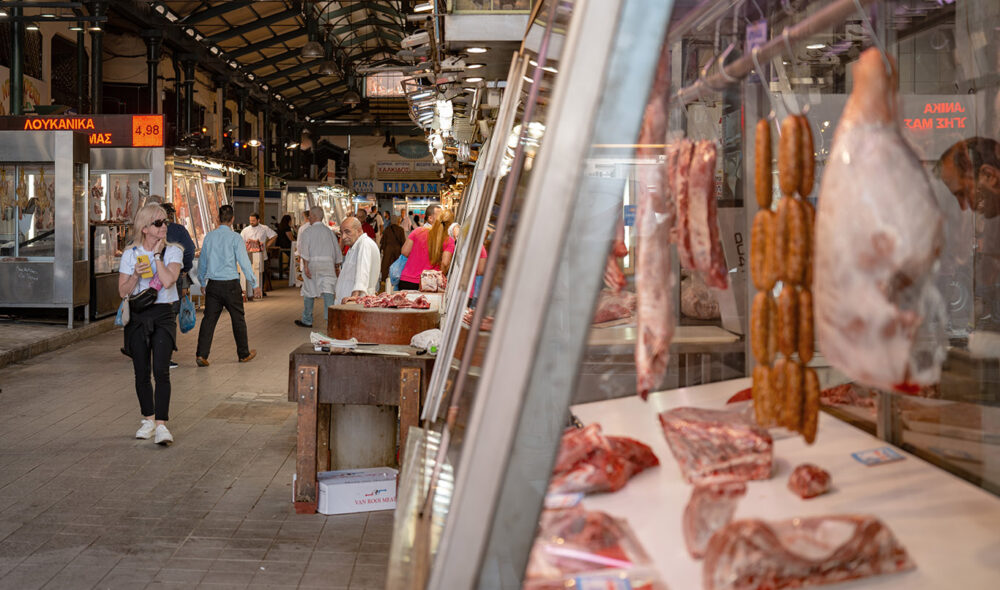 FERSKVARE: Moderne kjøleskap er en viktig del av kjøttmarkedet på Varvakios-markedet.
